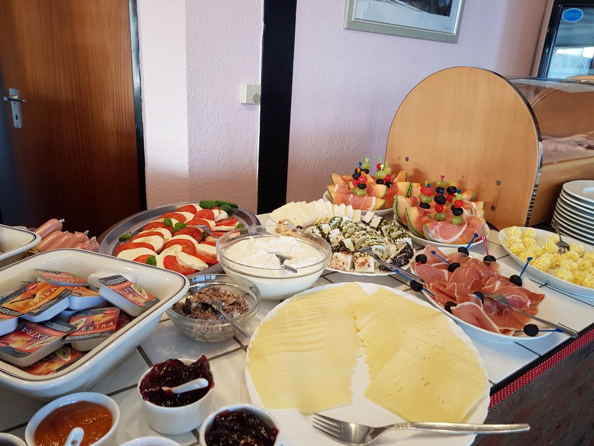 Hotel Garni Julia Linnich Екстериор снимка