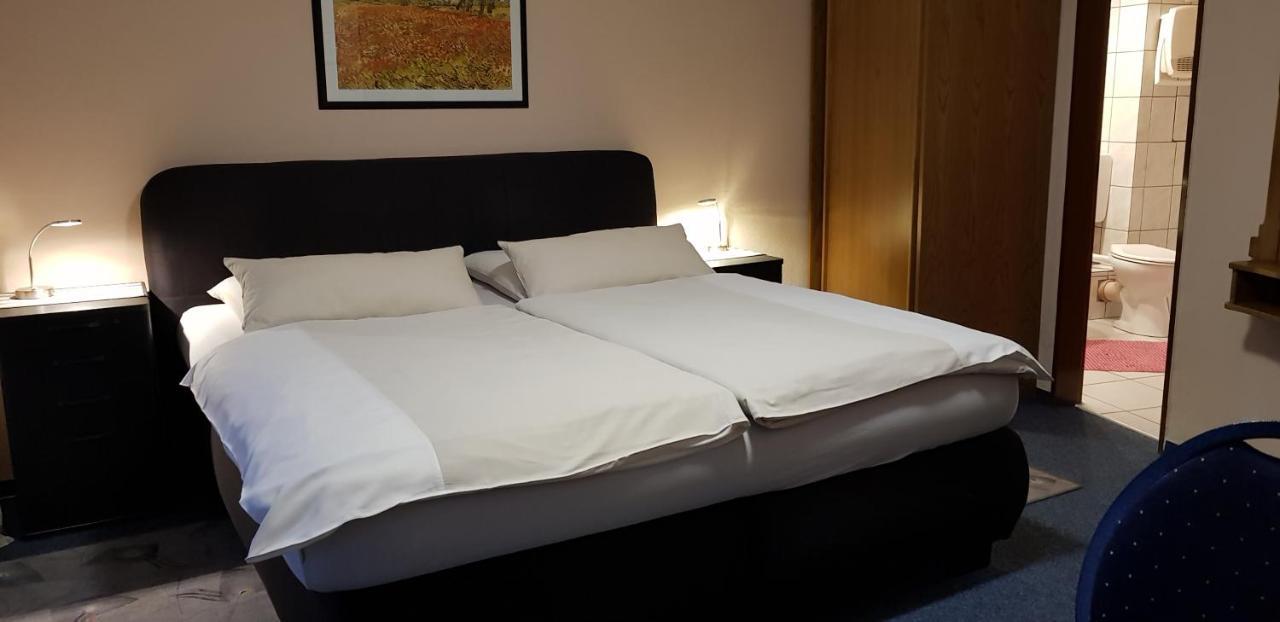 Hotel Garni Julia Linnich Екстериор снимка
